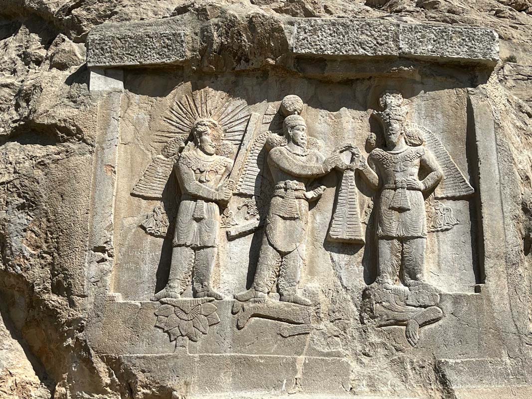 163 – Taq-e Bostan, bassorilievo di Ardashir II – ai piedi l’imperatore romano Giuliano l’Apostata