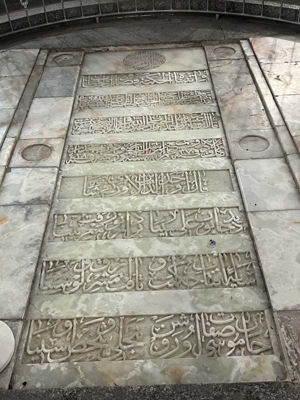 25 – la pietra tombale di Avicenna